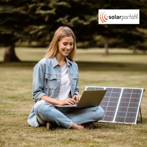 Mujer sentada en el suelo con portátil y panel solar