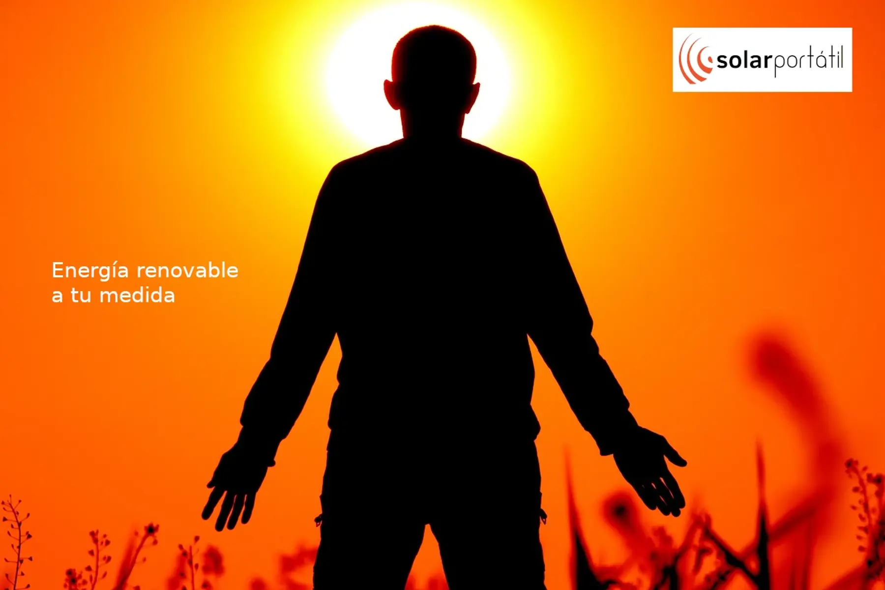 Hombre frente al sol en un amanecer anaranjado. Logo solarportatil.com Texto: energía renovable a tu medida