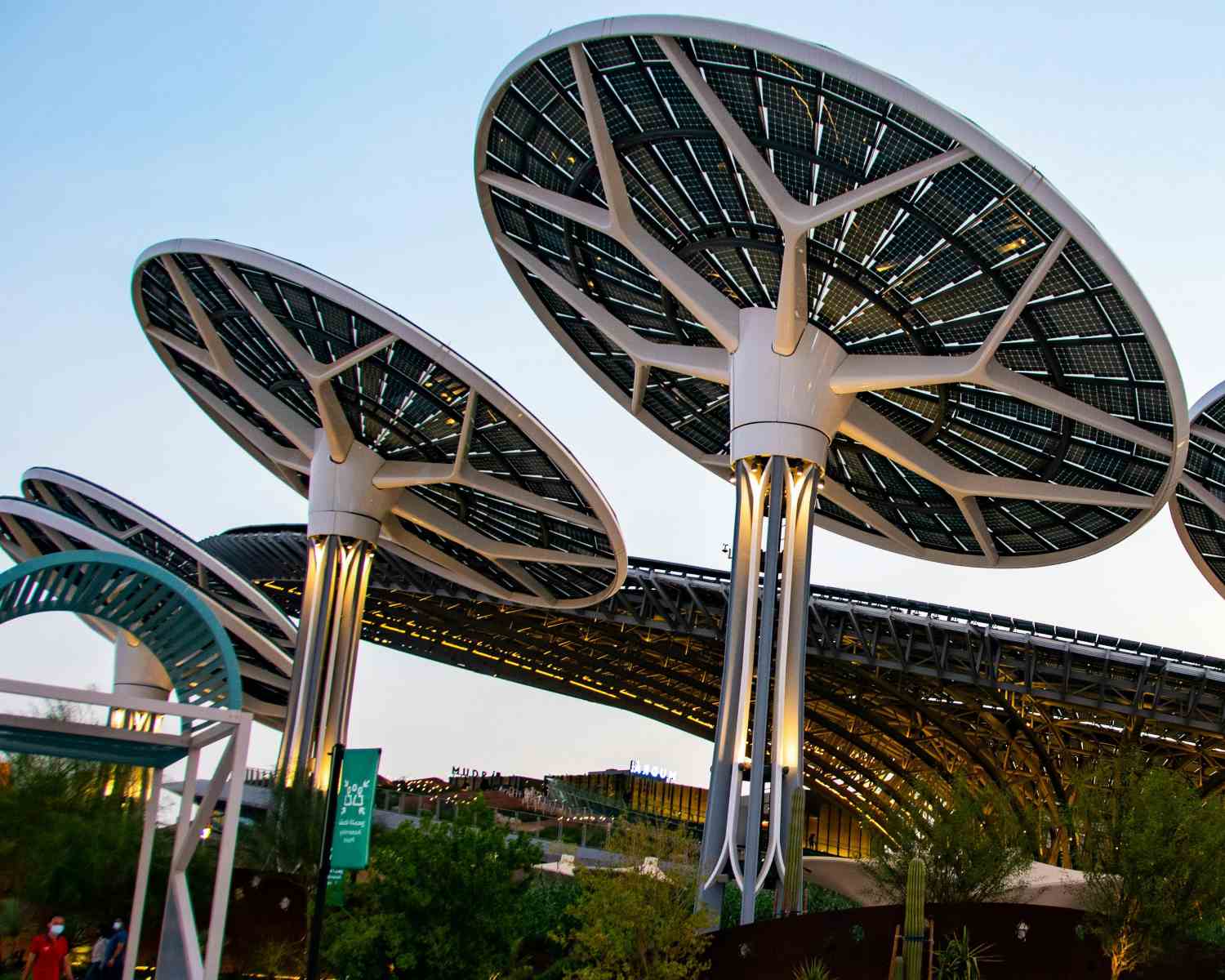 Alberi solari fotovoltaici installati nel centro della città